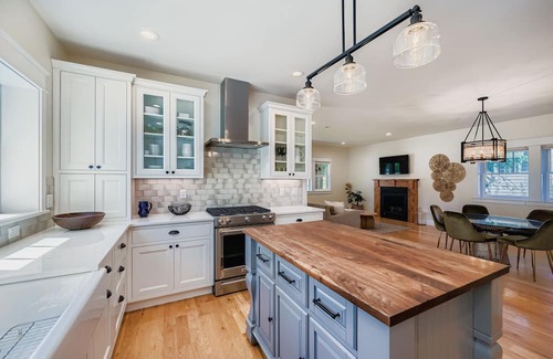 Longmont House | Idyllic Downtown Longmont 5-BDR Retreat