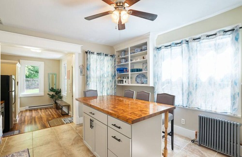 Ashfield Apartment | Spacious Broadway Home/Downtown Western Modern Charm with parking