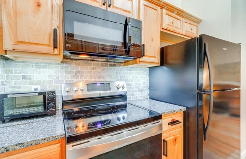 Rathdrum Condo | Walk to Twin Lakes: All-Season Idaho Condo!