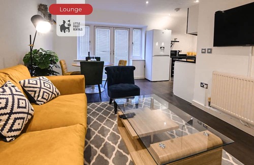 Cranfield Apartment | Homely & Spacious Flat w/Balcony & Fast Wi-Fi