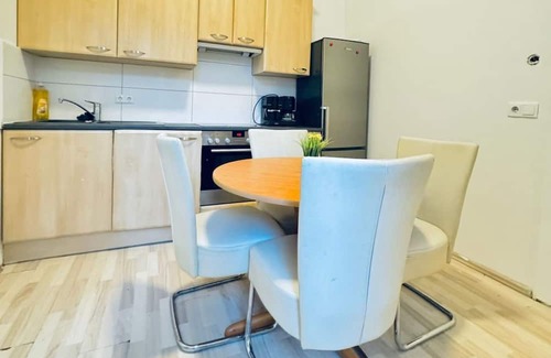Grinzing Apartment | Cozy Private Room | Shared Flat Near FAC Platz