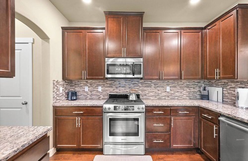 Cornwall Park House | Cozy Fountain District Townhouse w/Fireplace | Near Mt. Baker & Lake Whatcom