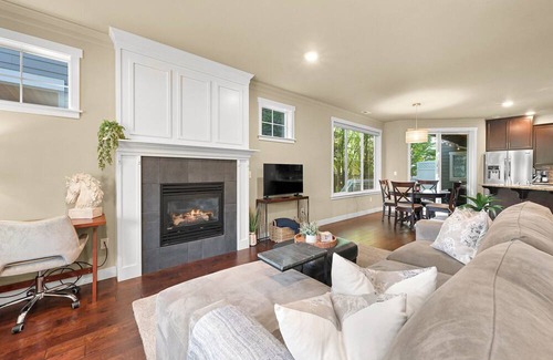 Cornwall Park House | Cozy Fountain District Townhouse w/Fireplace | Near Mt. Baker & Lake Whatcom