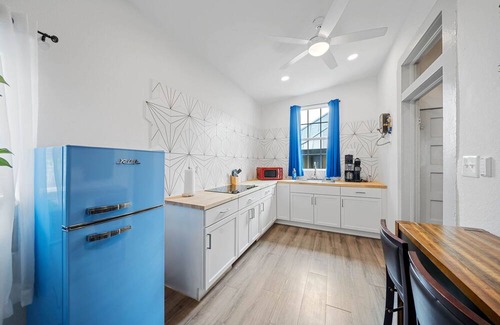 Alta Vista Apartment | Luxury King Suite l Close to Downtown & Airport
