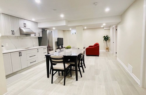 Ajax Apartment | Comfy New Apartment - 4 Beds/3 Bedrooms