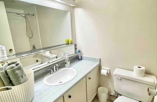 Applewood Apartment | Lovely Penthouse 2 BR apartment with great views!