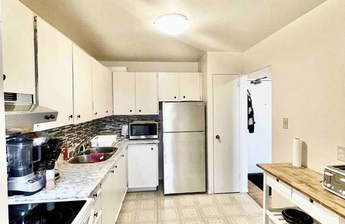 Applewood Apartment | Lovely Penthouse 2 BR apartment with great views!