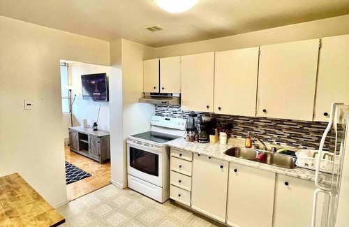 Applewood Apartment | Lovely Penthouse 2 BR apartment with great views!