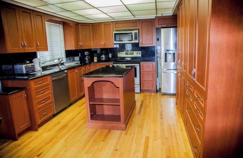 Aylmer Apartment | Beautiful & Spacious home