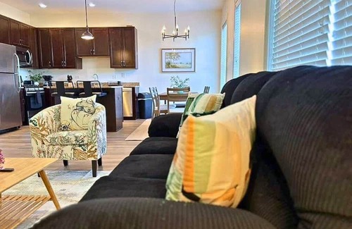 North Evanston Apartment | Well-Equipped 2BR Unit with Parking