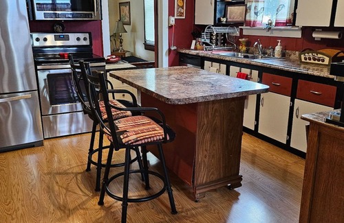 Carlyle House | Charming 2-bedroom, two bathroom house in Carlyle, pets welcome!