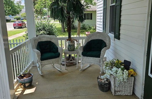 Carlyle House | Charming 2-bedroom, two bathroom house in Carlyle, pets welcome!