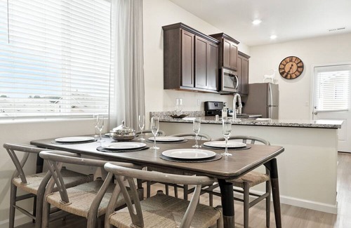 La Center House | NEW Modern & Comfortable LaCenter home close to Dining & Shopping