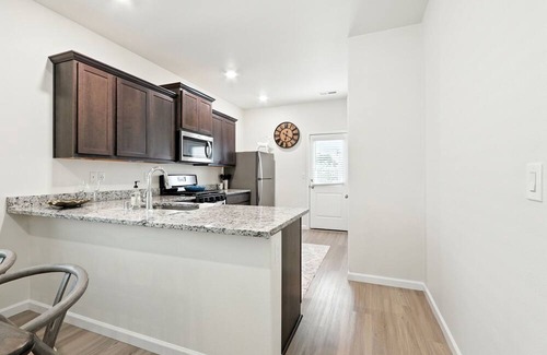 La Center House | NEW Modern & Comfortable LaCenter home close to Dining & Shopping