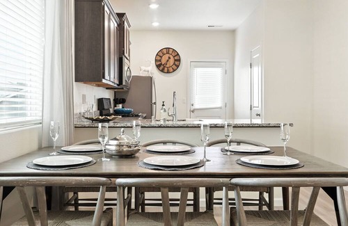 La Center House | NEW Modern & Comfortable LaCenter home close to Dining & Shopping