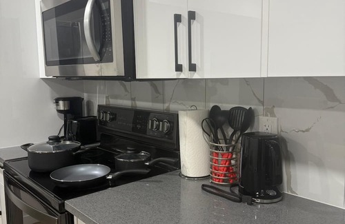 Southwest Edmonton House | Cozy 2 Bedroom Suite Close to Amenities