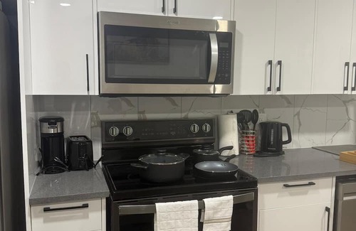 Southwest Edmonton House | Cozy 2 Bedroom Suite Close to Amenities