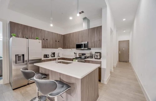 Cedars Apartment | Modern Cityviews I Gym I Free Parking