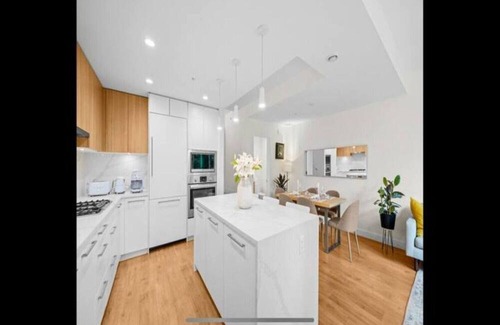 Pemberton Heights House | Terrific 4-bedroom townhome in enchanting North Vancouver with AC
