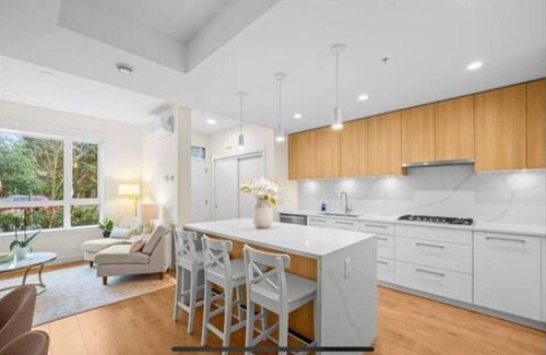Pemberton Heights House | Terrific 4-bedroom townhome in enchanting North Vancouver with AC