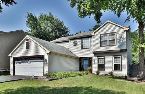 Lake in the Hills House | Charming 4-bedroom house with fitness room backyard and AC in Lake in the Hills