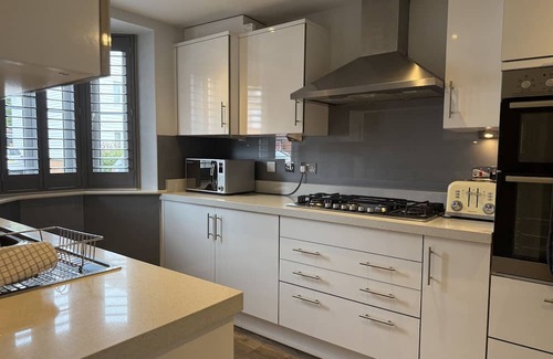 Broadbridge Heath House | 3 Bed House in Horsham Parking/Fast WIFI