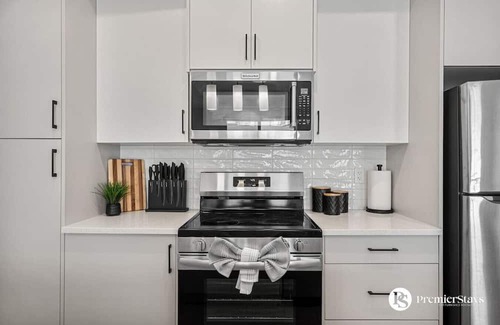 Springbank Hill House | Executive Suite with King Bed » Garage » AC » Free Banff Pass » 65"