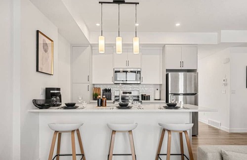 Springbank Hill House | Executive Suite with King Bed » Garage » AC » Free Banff Pass » 65"