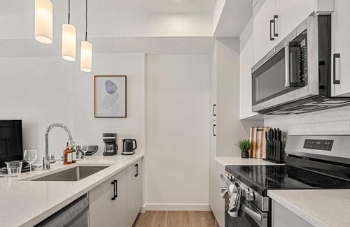 Springbank Hill House | Executive Suite with King Bed » Garage » AC » Free Banff Pass » 65"
