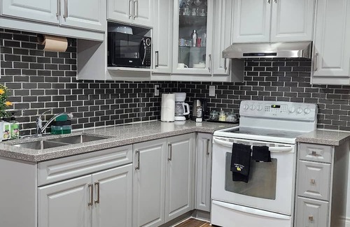 Courtice House | Together Time Getaway, Just 3 Mins to Hwy 401