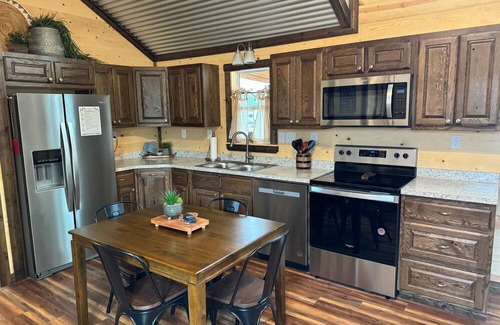Glen Rose Cabin | Dinosaur Valley RV Park Cabin 6