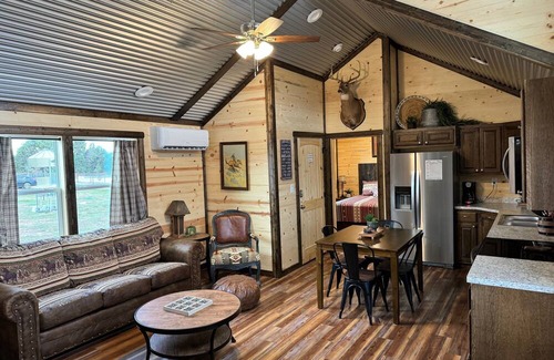 Glen Rose Cabin | Dinosaur Valley RV Park Cabin 6