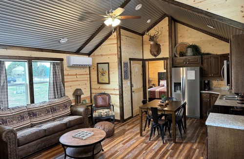 Glen Rose Cabin | Dinosaur Valley RV Park Cabin 7