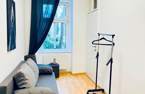 Himmelpfortgrund Apartment | Comfortable Room by Währinger Park, Shared Apt