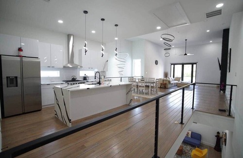 Oak Cliff House | Skyline Gem Penthouse Loft Dallas