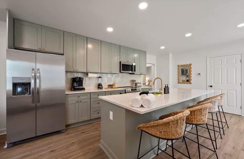 Clintonville Apartment | Stunning 2 BR - Parking and Walk to Park