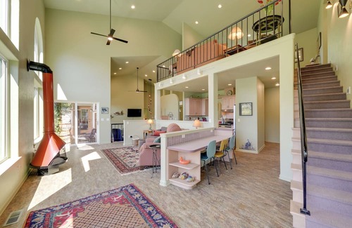 Marcola House | Prime McKenzie River Gem: Sunroom + Views!