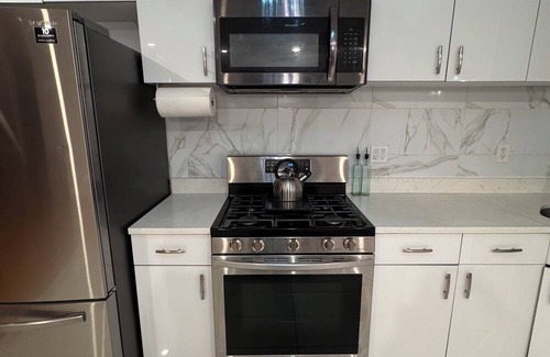 Southeast Yonkers Apartment | 3BR Near NYC Sleeps 10 Metro North & MTA30min city