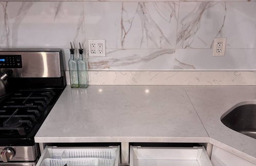 Southeast Yonkers Apartment | 3BR Near NYC Sleeps 10 Metro North & MTA30min city