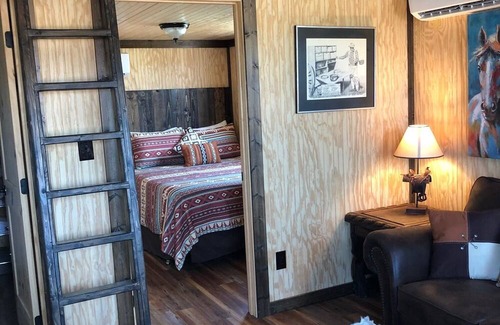 Glen Rose Cabin | Dinosaur Valley RV Park Cabin 4