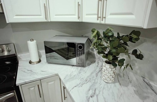 Toronto Apartment | 2 Bd Retreat Near Airport