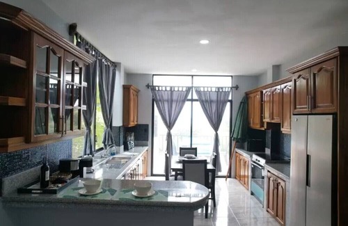 Puerto Lopez Apartment | Coastal Villa Retreat with Private Jacuzzi & Garage Near Isla de la Plata