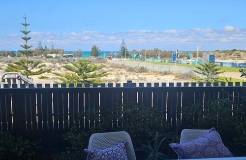 Alkimos Apartment | Wake up every morning with stunning ocean views on your door step.