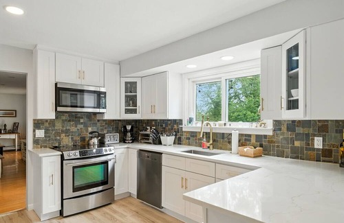 West Babylon House | 4BR Waterfront Ryder Cup Rental w/Hot Tub, Fishing