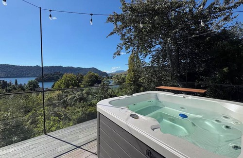 Lake Okareka Apartment | Rotorua Lake Ōkareka Studio with Views, Spa & BBQ