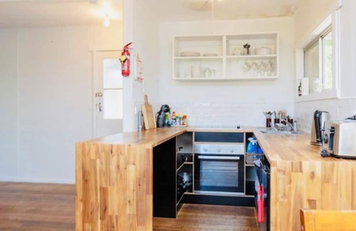 Swan Bay Cottage | Cosy cottage on the Tamar - 15 minutes to Launceston/Vineyards