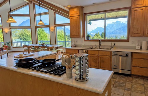 Sultan Ski Chalet | Huge Chalet - Epic Mountain Views! 5 Bed/3.5Bath