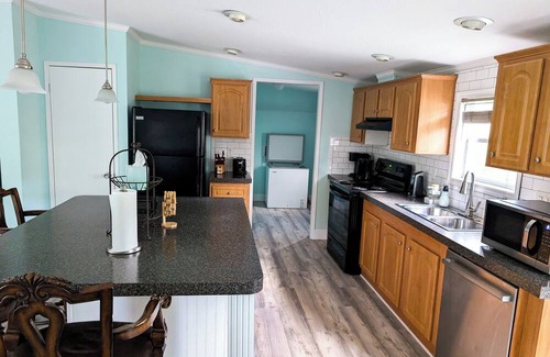 Avis Oaks House | 3-bedroom Private Forest Retreat Home with Wifi and Full Kitchen