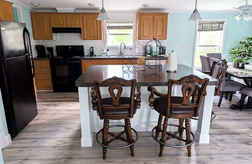 Avis Oaks House | 3-bedroom Private Forest Retreat Home with Wifi and Full Kitchen