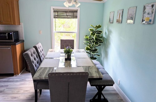 Avis Oaks House | 3-bedroom Private Forest Retreat Home with Wifi and Full Kitchen